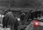 Image Des citoyens allemands à nettoyer et réparer le pont endommagé Ickern Allemagne, 1945, de la seconde 23 séquences d'archives historiques vidéo 65675072471