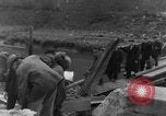 Image Des citoyens allemands à nettoyer et réparer le pont endommagé Ickern Allemagne, 1945, de la seconde 24 séquences d'archives historiques vidéo 65675072471
