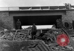 Image Des citoyens allemands à nettoyer et réparer le pont endommagé Ickern Allemagne, 1945, de la seconde 25 séquences d'archives historiques vidéo 65675072471