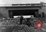 Image Des citoyens allemands à nettoyer et réparer le pont endommagé Ickern Allemagne, 1945, de la seconde 26 séquences d'archives historiques vidéo 65675072471