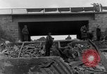Image Des citoyens allemands à nettoyer et réparer le pont endommagé Ickern Allemagne, 1945, de la seconde 27 séquences d'archives historiques vidéo 65675072471