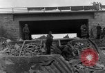 Image Des citoyens allemands à nettoyer et réparer le pont endommagé Ickern Allemagne, 1945, de la seconde 28 séquences d'archives historiques vidéo 65675072471