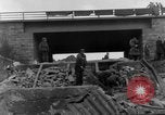 Image Des citoyens allemands à nettoyer et réparer le pont endommagé Ickern Allemagne, 1945, de la seconde 29 séquences d'archives historiques vidéo 65675072471