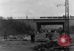 Image Des citoyens allemands à nettoyer et réparer le pont endommagé Ickern Allemagne, 1945, de la seconde 30 séquences d'archives historiques vidéo 65675072471
