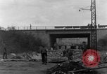 Image Des citoyens allemands à nettoyer et réparer le pont endommagé Ickern Allemagne, 1945, de la seconde 31 séquences d'archives historiques vidéo 65675072471