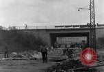 Image Des citoyens allemands à nettoyer et réparer le pont endommagé Ickern Allemagne, 1945, de la seconde 32 séquences d'archives historiques vidéo 65675072471