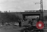 Image Des citoyens allemands à nettoyer et réparer le pont endommagé Ickern Allemagne, 1945, de la seconde 33 séquences d'archives historiques vidéo 65675072471
