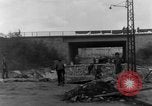 Image Des citoyens allemands à nettoyer et réparer le pont endommagé Ickern Allemagne, 1945, de la seconde 34 séquences d'archives historiques vidéo 65675072471