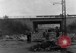 Image Des citoyens allemands à nettoyer et réparer le pont endommagé Ickern Allemagne, 1945, de la seconde 35 séquences d'archives historiques vidéo 65675072471