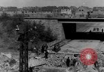 Image Des citoyens allemands à nettoyer et réparer le pont endommagé Ickern Allemagne, 1945, de la seconde 36 séquences d'archives historiques vidéo 65675072471