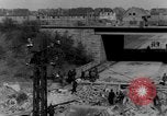 Image Des citoyens allemands à nettoyer et réparer le pont endommagé Ickern Allemagne, 1945, de la seconde 37 séquences d'archives historiques vidéo 65675072471