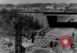 Image Des citoyens allemands à nettoyer et réparer le pont endommagé Ickern Allemagne, 1945, de la seconde 38 séquences d'archives historiques vidéo 65675072471