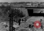 Image Des citoyens allemands à nettoyer et réparer le pont endommagé Ickern Allemagne, 1945, de la seconde 39 séquences d'archives historiques vidéo 65675072471
