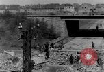 Image Des citoyens allemands à nettoyer et réparer le pont endommagé Ickern Allemagne, 1945, de la seconde 40 séquences d'archives historiques vidéo 65675072471