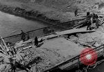 Image Des citoyens allemands à nettoyer et réparer le pont endommagé Ickern Allemagne, 1945, de la seconde 41 séquences d'archives historiques vidéo 65675072471