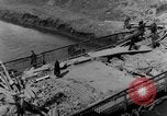 Image Des citoyens allemands à nettoyer et réparer le pont endommagé Ickern Allemagne, 1945, de la seconde 42 séquences d'archives historiques vidéo 65675072471