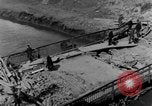 Image Des citoyens allemands à nettoyer et réparer le pont endommagé Ickern Allemagne, 1945, de la seconde 43 séquences d'archives historiques vidéo 65675072471
