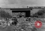 Image Des citoyens allemands à nettoyer et réparer le pont endommagé Ickern Allemagne, 1945, de la seconde 48 séquences d'archives historiques vidéo 65675072471
