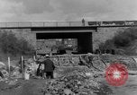 Image Des citoyens allemands à nettoyer et réparer le pont endommagé Ickern Allemagne, 1945, de la seconde 49 séquences d'archives historiques vidéo 65675072471