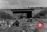 Image Des citoyens allemands à nettoyer et réparer le pont endommagé Ickern Allemagne, 1945, de la seconde 50 séquences d'archives historiques vidéo 65675072471