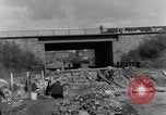 Image Des citoyens allemands à nettoyer et réparer le pont endommagé Ickern Allemagne, 1945, de la seconde 51 séquences d'archives historiques vidéo 65675072471