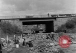 Image Des citoyens allemands à nettoyer et réparer le pont endommagé Ickern Allemagne, 1945, de la seconde 52 séquences d'archives historiques vidéo 65675072471