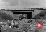 Image Des citoyens allemands à nettoyer et réparer le pont endommagé Ickern Allemagne, 1945, de la seconde 53 séquences d'archives historiques vidéo 65675072471