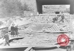 Image Des citoyens allemands à nettoyer et réparer le pont endommagé Ickern Allemagne, 1945, de la seconde 54 séquences d'archives historiques vidéo 65675072471