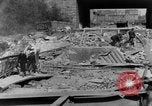 Image Des citoyens allemands à nettoyer et réparer le pont endommagé Ickern Allemagne, 1945, de la seconde 55 séquences d'archives historiques vidéo 65675072471
