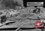 Image Des citoyens allemands à nettoyer et réparer le pont endommagé Ickern Allemagne, 1945, de la seconde 57 séquences d'archives historiques vidéo 65675072471