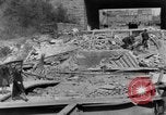 Image Des citoyens allemands à nettoyer et réparer le pont endommagé Ickern Allemagne, 1945, de la seconde 59 séquences d'archives historiques vidéo 65675072471