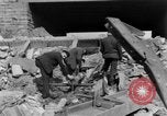 Image Des citoyens allemands à nettoyer et réparer le pont endommagé Ickern Allemagne, 1945, de la seconde 60 séquences d'archives historiques vidéo 65675072471