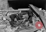 Image Des citoyens allemands à nettoyer et réparer le pont endommagé Ickern Allemagne, 1945, de la seconde 61 séquences d'archives historiques vidéo 65675072471