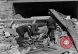 Image Des citoyens allemands à nettoyer et réparer le pont endommagé Ickern Allemagne, 1945, de la seconde 62 séquences d'archives historiques vidéo 65675072471