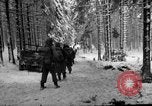 Standbild USA 75 Infanterie voraus Commanster Belgien, 1945, aus Sekunde 8 historischem Filmmaterial Videoclip 65675072472