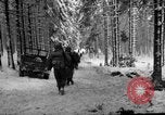 Standbild USA 75 Infanterie voraus Commanster Belgien, 1945, aus Sekunde 9 historischem Filmmaterial Videoclip 65675072472