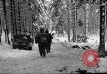 Standbild USA 75 Infanterie voraus Commanster Belgien, 1945, aus Sekunde 10 historischem Filmmaterial Videoclip 65675072472