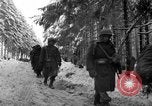 Standbild USA 75 Infanterie voraus Commanster Belgien, 1945, aus Sekunde 26 historischem Filmmaterial Videoclip 65675072472
