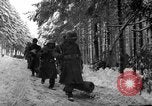 Standbild USA 75 Infanterie voraus Commanster Belgien, 1945, aus Sekunde 30 historischem Filmmaterial Videoclip 65675072472