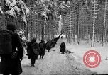 Standbild USA 75 Infanterie voraus Commanster Belgien, 1945, aus Sekunde 34 historischem Filmmaterial Videoclip 65675072472