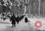 Standbild USA 75 Infanterie voraus Commanster Belgien, 1945, aus Sekunde 37 historischem Filmmaterial Videoclip 65675072472