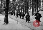 Standbild USA 75 Infanterie voraus Commanster Belgien, 1945, aus Sekunde 45 historischem Filmmaterial Videoclip 65675072472