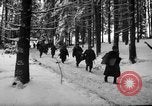 Standbild USA 75 Infanterie voraus Commanster Belgien, 1945, aus Sekunde 46 historischem Filmmaterial Videoclip 65675072472