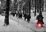 Standbild USA 75 Infanterie voraus Commanster Belgien, 1945, aus Sekunde 47 historischem Filmmaterial Videoclip 65675072472