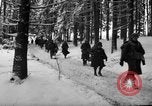 Standbild USA 75 Infanterie voraus Commanster Belgien, 1945, aus Sekunde 51 historischem Filmmaterial Videoclip 65675072472