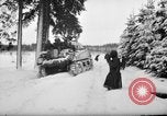 Standbild Deutschland Infanterie voraus Sankt Vith Belgien, 1945, aus Sekunde 32 historischem Filmmaterial Videoclip 65675072473