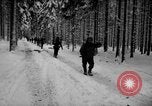 Standbild Deutschland Infanterie voraus Sankt Vith Belgien, 1945, aus Sekunde 40 historischem Filmmaterial Videoclip 65675072473