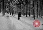 Standbild Deutschland Infanterie voraus Sankt Vith Belgien, 1945, aus Sekunde 43 historischem Filmmaterial Videoclip 65675072473