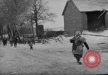 Immagine di Stati Uniti fanteria in anticipo Saint Vith Belgio, 1945, secondo 12 filmato di repertorio 65675072474