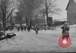Immagine di Stati Uniti fanteria in anticipo Saint Vith Belgio, 1945, secondo 14 filmato di repertorio 65675072474